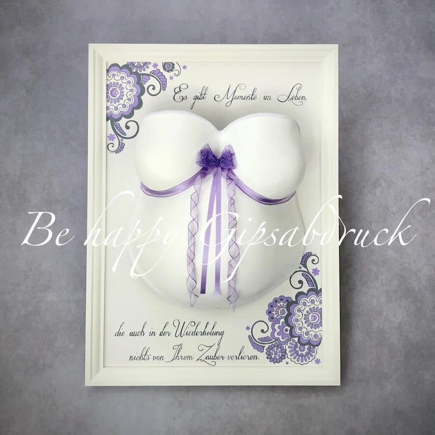Weißer Babybauch mit starkem Spruch behappygipsabdruck